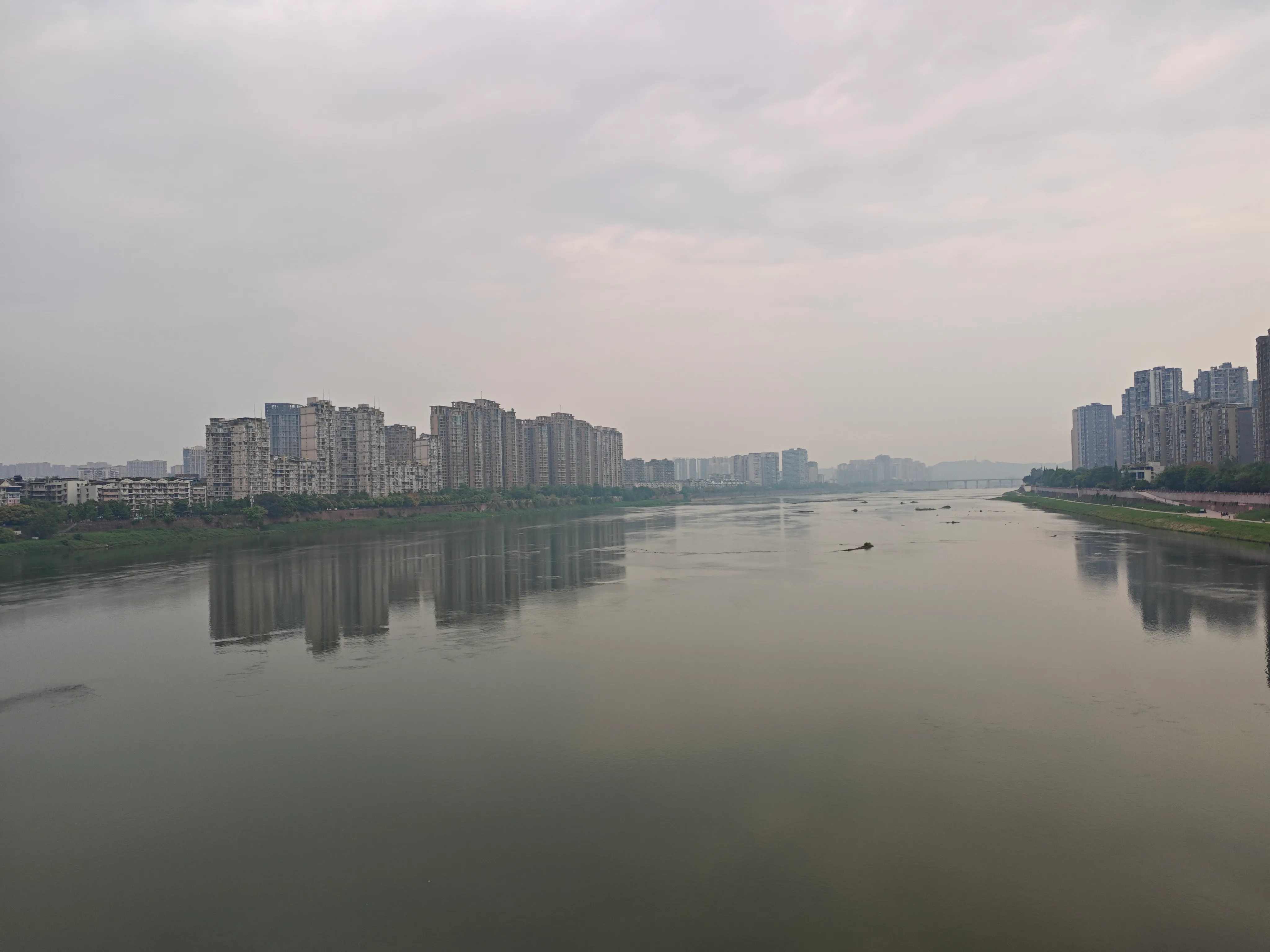 在岷江大桥上看上游